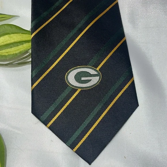 Green Bay Packers Men's Necktie Licensed NFL Football Fan Green Neck Tie - Picture 2 of 4